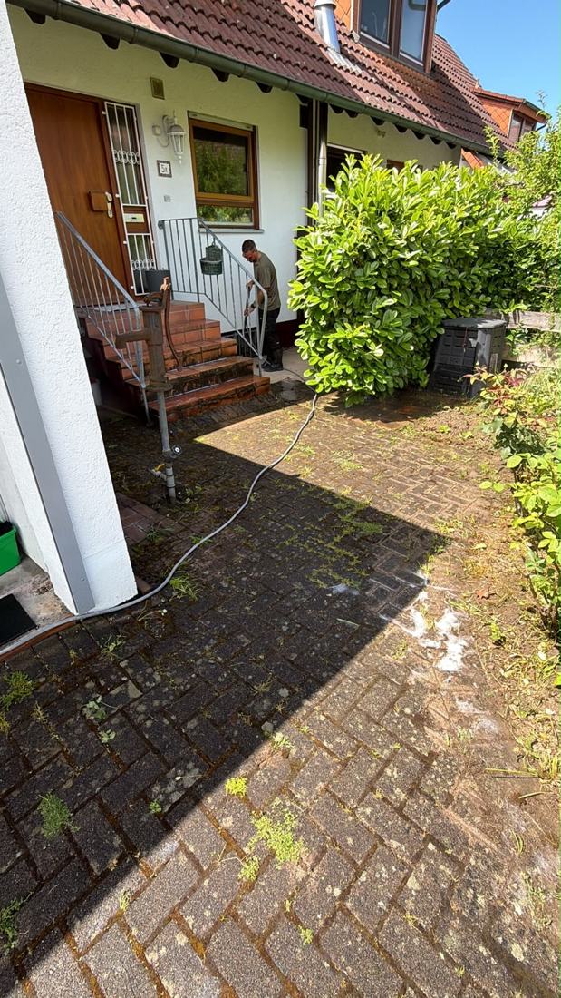 Fassadenreinigung an einem Wohnhaus